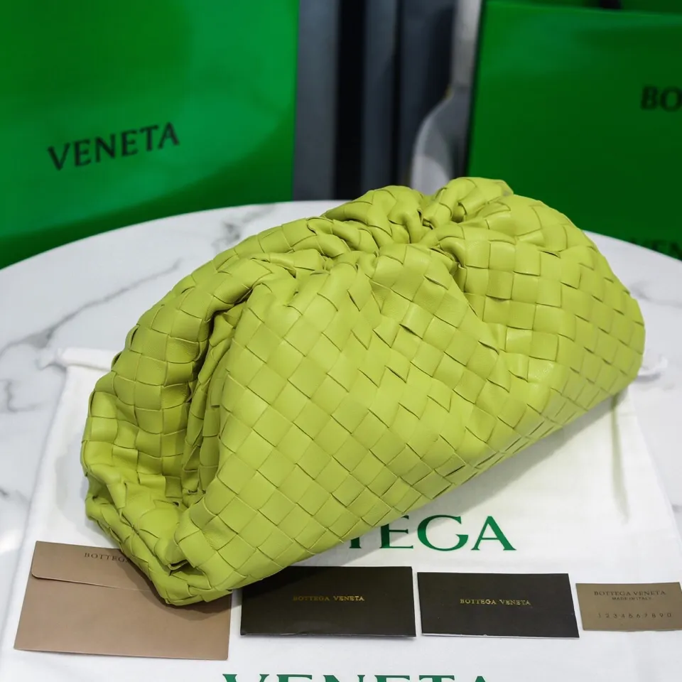 🔥🔥The counterattack of the popular Bottega Veneta started with this series of cloud bags, which went viral in the fashion circle and started a craze! Out of stock, out of stock, out of stock... One piece is hard to find, super hard to buy, regardless of age, season, or occasion. Very classy. Really, if you carry this on the road, it will turn heads! This is also the reason why this series is so expensive. Large size: 38*20*8.5cm [Big clouds and large grid weaving] Kiwi green